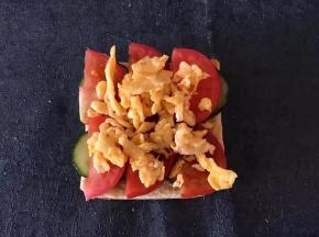 将鸡蛋均匀摆好放上火腿肠