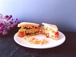 切开即可食用，撒上少许肉松。配上一杯热牛奶，美味早餐。