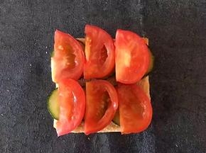 将西红柿片放在黄瓜片上