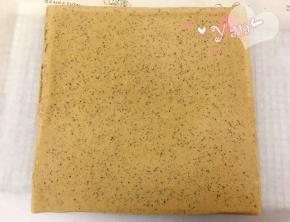 烤盘铺油布，倒入面糊，用刮板抹平。放入预热好的烤箱，165度烤20分钟；
11、出炉把蛋糕片移到晾网上晾凉。拿一张油纸盖在蛋糕上，倒扣蛋糕，撕去油布，毛巾面妥妥的；