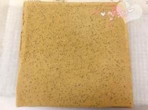 烤盘铺油布，倒入面糊，用刮板抹平。放入预热好的烤箱，165度烤20分钟；
11、出炉把蛋糕片移到晾网上晾凉。拿一张油纸盖在蛋糕上，倒扣蛋糕，撕去油布，毛巾面妥妥的；