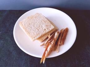 吐司切掉4周边，入烤箱150度5分钟