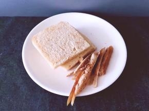 吐司切掉4周边，入烤箱150度5分钟