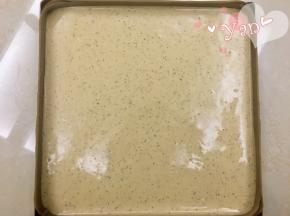 烤盘铺油布，倒入面糊，用刮板抹平。放入预热好的烤箱，165度烤20分钟；