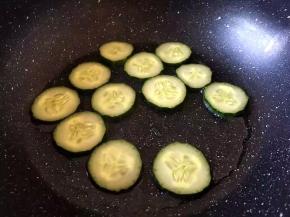 将黄瓜洗净切块放入锅中煎至7分熟