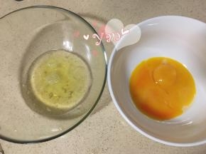四个鸡蛋分离蛋黄蛋清至无油无水的盆里；