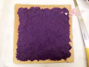 蛋糕面铺上油纸再次倒扣，切掉尾端，均匀地抹上紫薯馅；