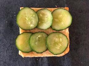 将烤好的吐司拿一片，放上煎好的黄瓜片