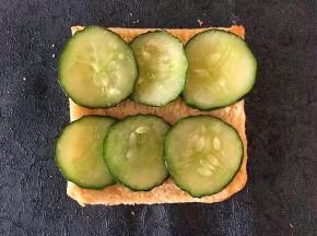 将烤好的吐司拿一片，放上煎好的黄瓜片