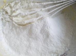 筛入低粉搅匀。