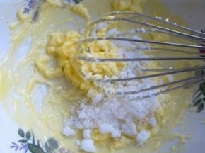 黄油软化，加入糖搅匀，不用打发。