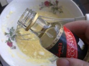 加入椰子香精搅匀，没有可以不放。