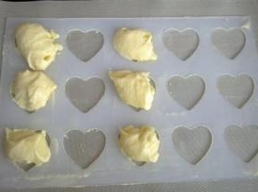 把瓦片模具摆在高温布上面。