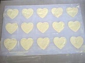 用刮板刮平表面。