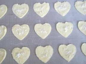 取掉模具，在表面上撒上少许椰蓉。入烤箱6-8分钟。