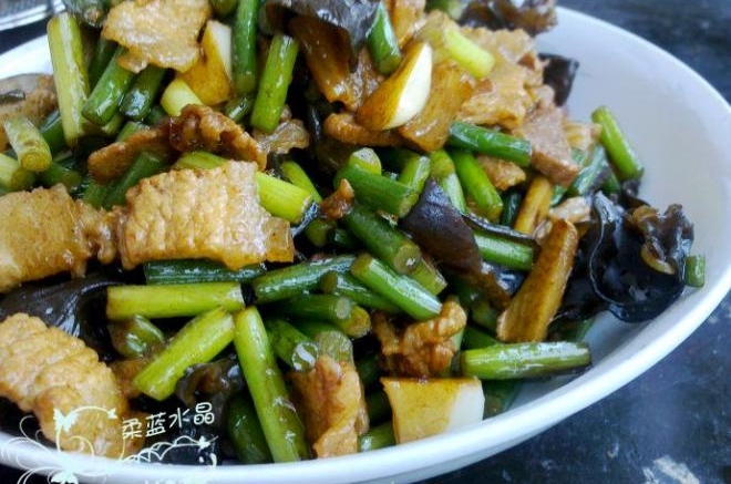 蒜苔木耳炒肉