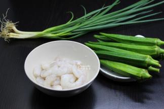准备食材：秋葵、虾仁、香葱等；