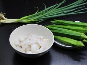 准备食材：秋葵、虾仁、香葱等；