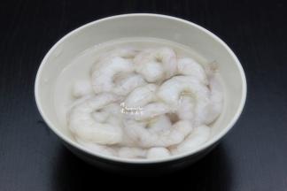虾仁解冻，去虾线，洗净，沥干水，放油盐腌制10分钟；