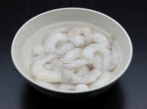 虾仁解冻，去虾线，洗净，沥干水，放油盐腌制10分钟；