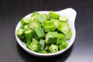 秋葵洗净切好；