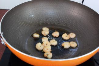 热锅，倒油，放入虾仁、生姜丝，生抽爆香至虾变微黄色，起锅；