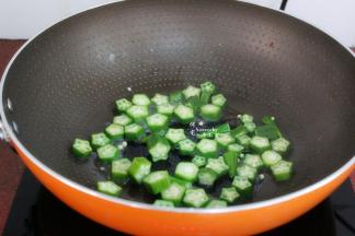 放入秋葵，翻炒，可以适量的加一点冷水炒易熟，；