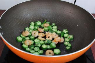 加入虾仁继续翻炒；