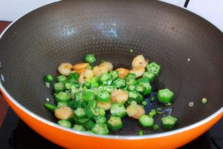 放香葱，盐炒均，关火起锅即可。