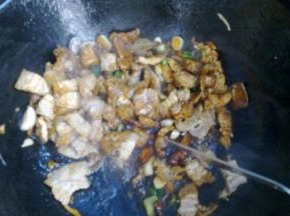 加入葱姜蒜翻炒，再加入醋生抽翻炒。
炒好盛出，将锅洗干净。