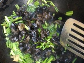加入木耳翻炒。