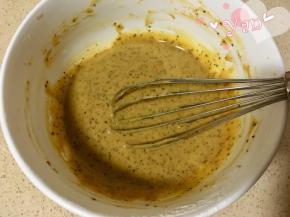 拌好的面糊与蛋黄搅匀备用；