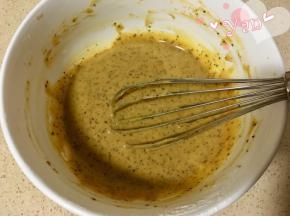 拌好的面糊与蛋黄搅匀备用；