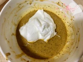 舀一大勺蛋白到蛋黄糊里；