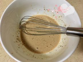 取55克奶茶，倒入玉米油混合均匀；