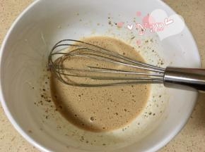 取55克奶茶，倒入玉米油混合均匀；