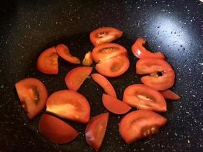 将西红柿洗净后切成薄片入锅中煎7分熟