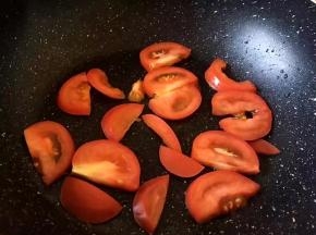 将西红柿洗净后切成薄片入锅中煎7分熟