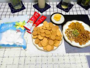 准备好这些材料就去准备一口不粘锅，一定是不粘锅，不然你会后悔的想剁手！