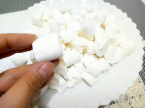 把大块棉花糖撕碎些