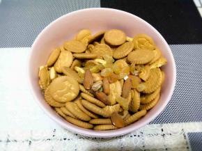 把饼干和干果混合在一起，饼干可以掰成几瓣，但不能太碎了