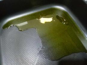 黄油倒入锅里送化