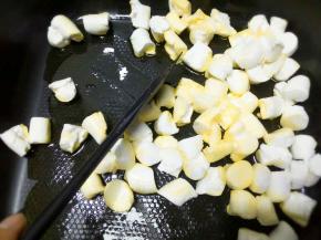 用最小火把棉花糖炒化