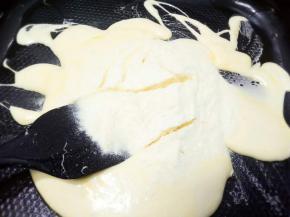 倒入奶粉45克，拌均匀。然后倒入饼干和干果搅拌，其他奶粉备用。