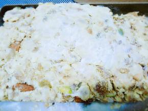 搅拌时候很黏，用翻拌板将混合好的材料倒入不沾烤盘，戴好一次性手套将混合料开会折几次，让棉花糖和饼干干果充分融合