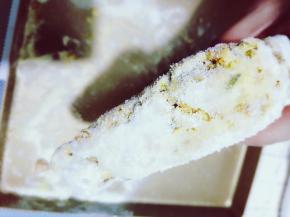 再用手拿起，把四周也沾上奶粉