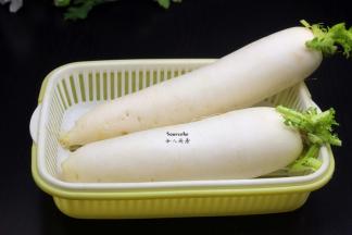 准备食材：白萝卜、白醋、盐、红辣椒、冰糖等；