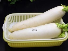 准备食材：白萝卜、白醋、盐、红辣椒、冰糖等；