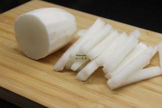 白萝卜去皮，切条状；