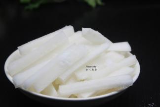 切好的萝卜条放盐腌制20分钟；PS：变软即可。